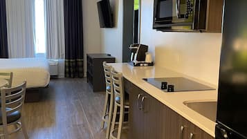 Zimmer, 1 Schlafzimmer, Nichtraucher (Efficiency, Jungle theme) | Schreibtisch, Bügeleisen/Bügelbrett, kostenlose Babybetten