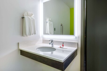 Super 8 by Wyndham Winnipeg East MB - Image 20