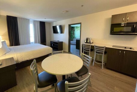 Super 8 by Wyndham Winnipeg East MB - Image 77