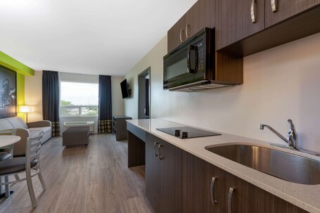 Super 8 by Wyndham Winnipeg East MB - Image 27