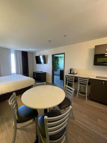 Super 8 by Wyndham Winnipeg East MB - Image 15