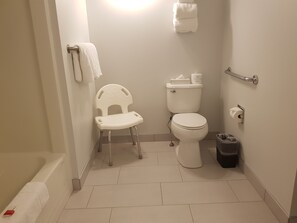 Bathroom - Super 8 by Wyndham Winnipeg West (Winnipeg)