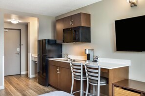 Kamar, 1 Tempat Tidur Queen dengan tempat tidur Sofa, Bebas Asap Rokok (Efficiency) | Bantalan ekstra lembut, meja kerja, dan ruang kerja ramah laptop