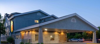 Super 8 by Wyndham Winnipeg West