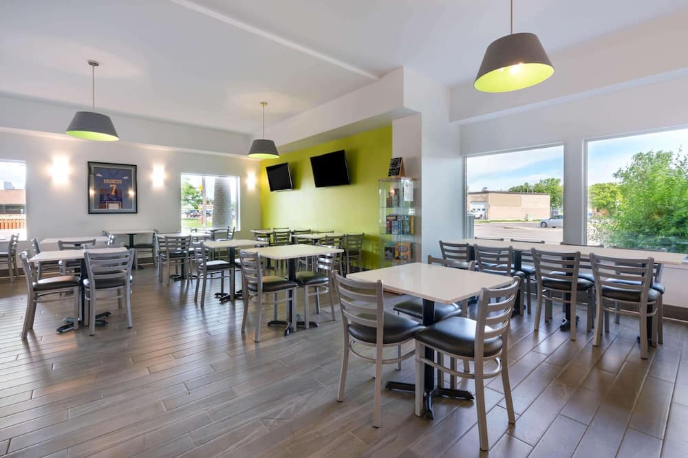 Super 8 by Wyndham Winnipeg West