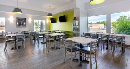 Super 8 by Wyndham Winnipeg West