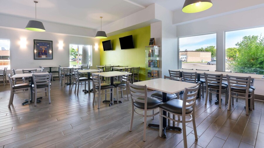 Super 8 by Wyndham Winnipeg West