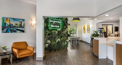 Super 8 by Wyndham Winnipeg West