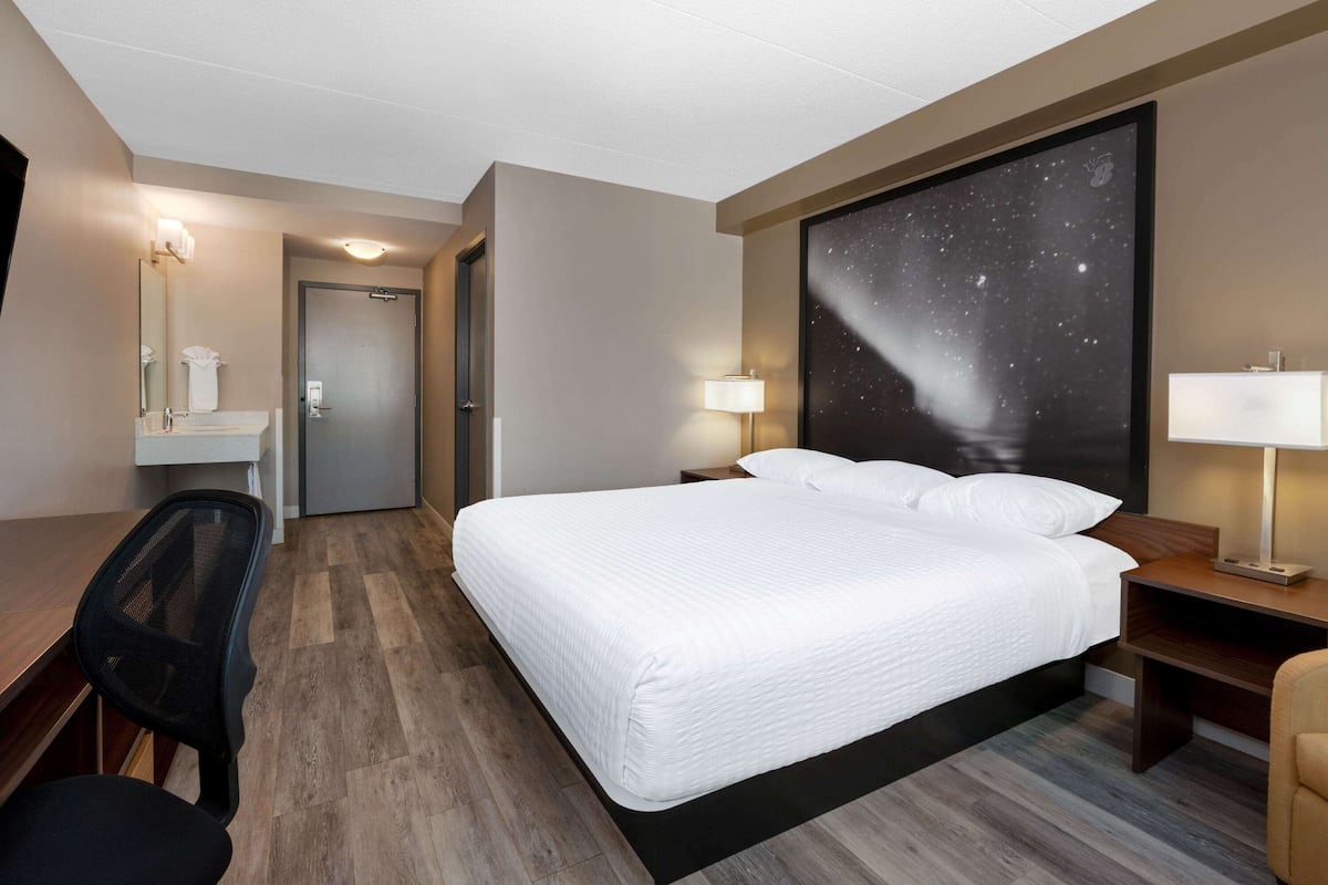 Chambre, 1 grand lit, non-fumeur (Mobility) | Lit avec matelas Ă plateau-coussin, bureau