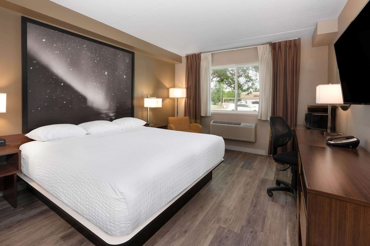 Chambre Affaires, 1 trĂšs grand lit, non-fumeur | Lit avec matelas Ă plateau-coussin, bureau