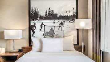 Quarto empresarial, 1 cama Queen, para não fumantes | Camas com colchões pillow-top, escrivaninha