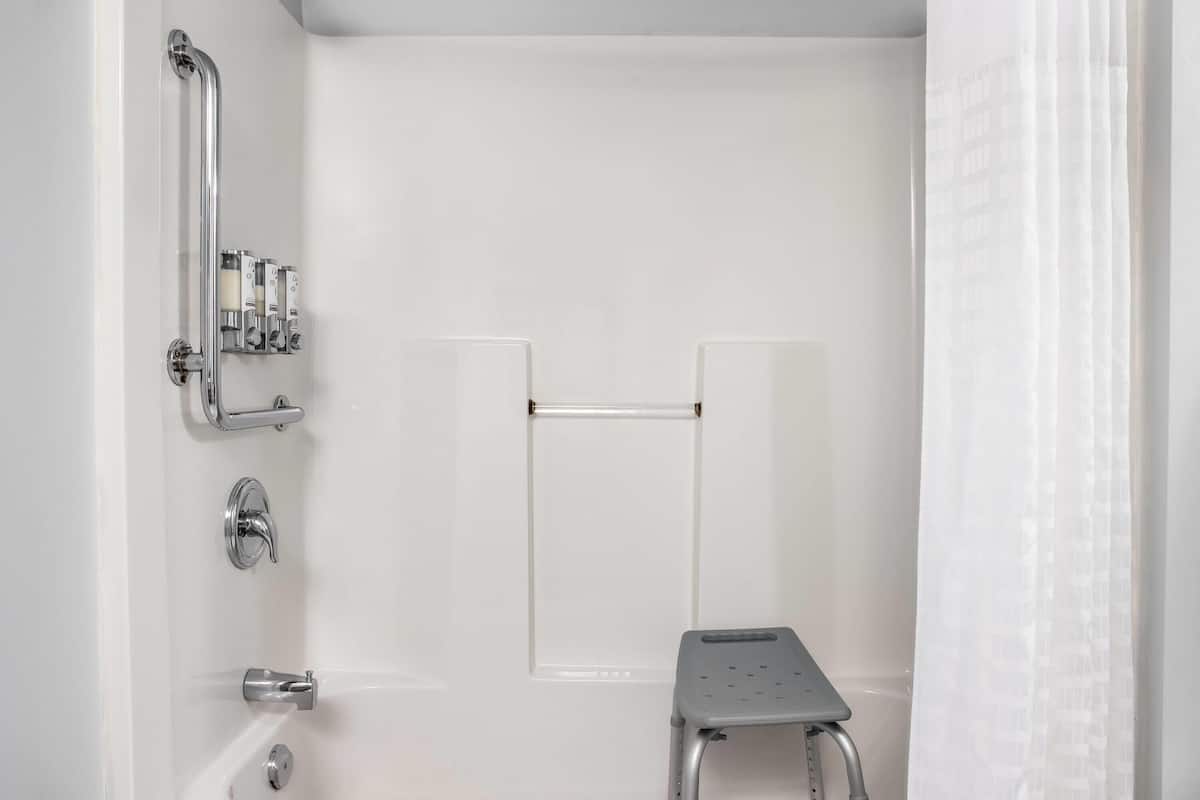 Chambre, 1 grand lit, non-fumeur (Mobility) | Salle de bain accessible aux personnes à mobilité réduite