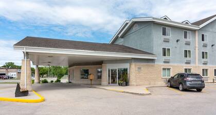 Super 8 by Wyndham Winnipeg West