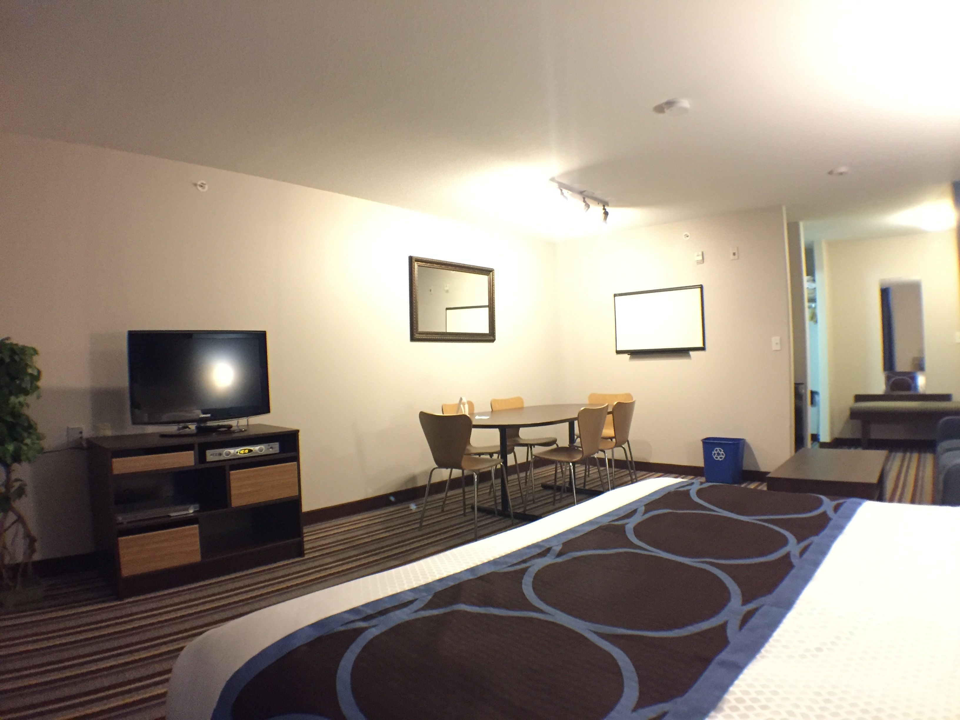 business room, 1 king bed | desk, iron/ironing board, free cots/infant beds, free rollaway beds