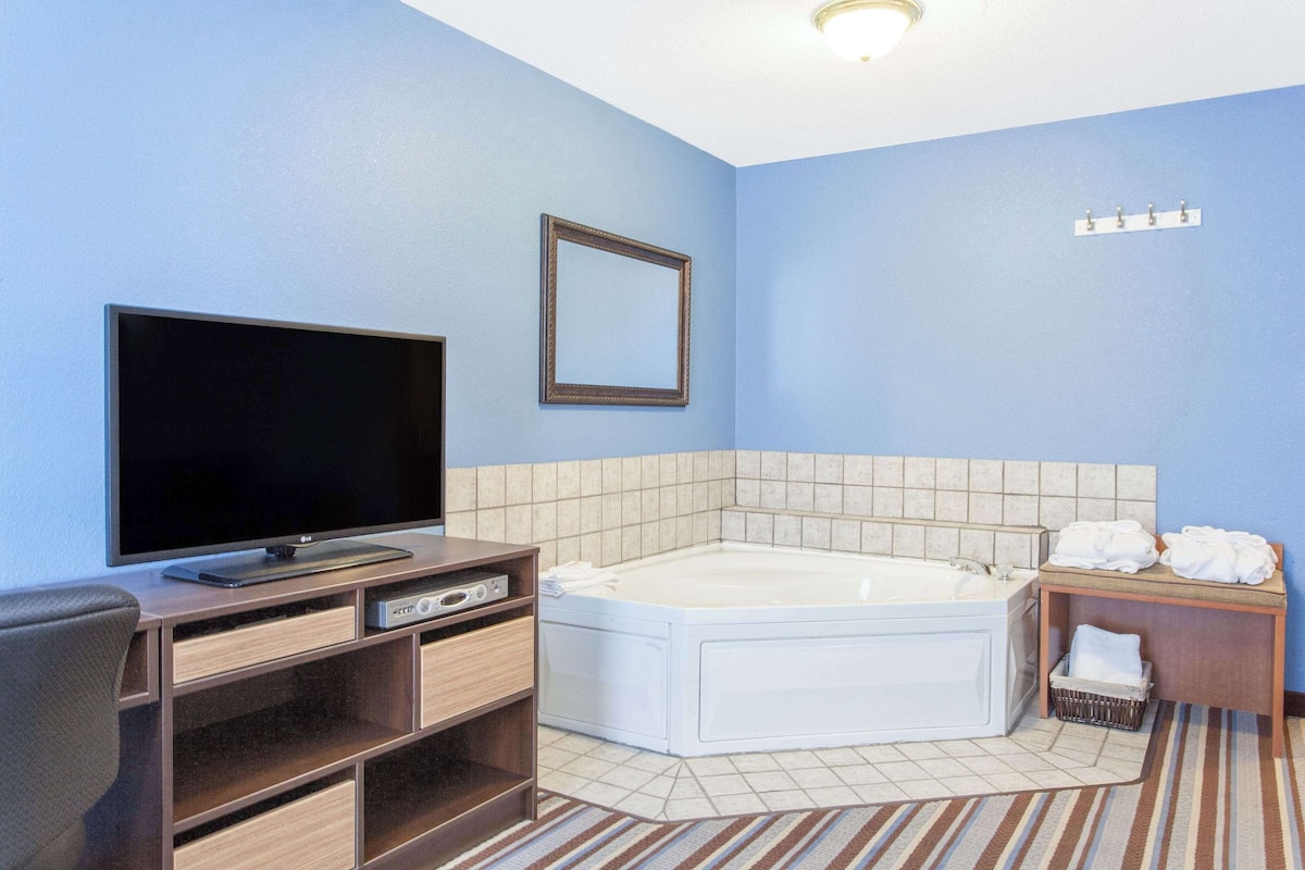 Deluxe Studio Suite, 1 King Bed, Non Smoking | Fitness facility