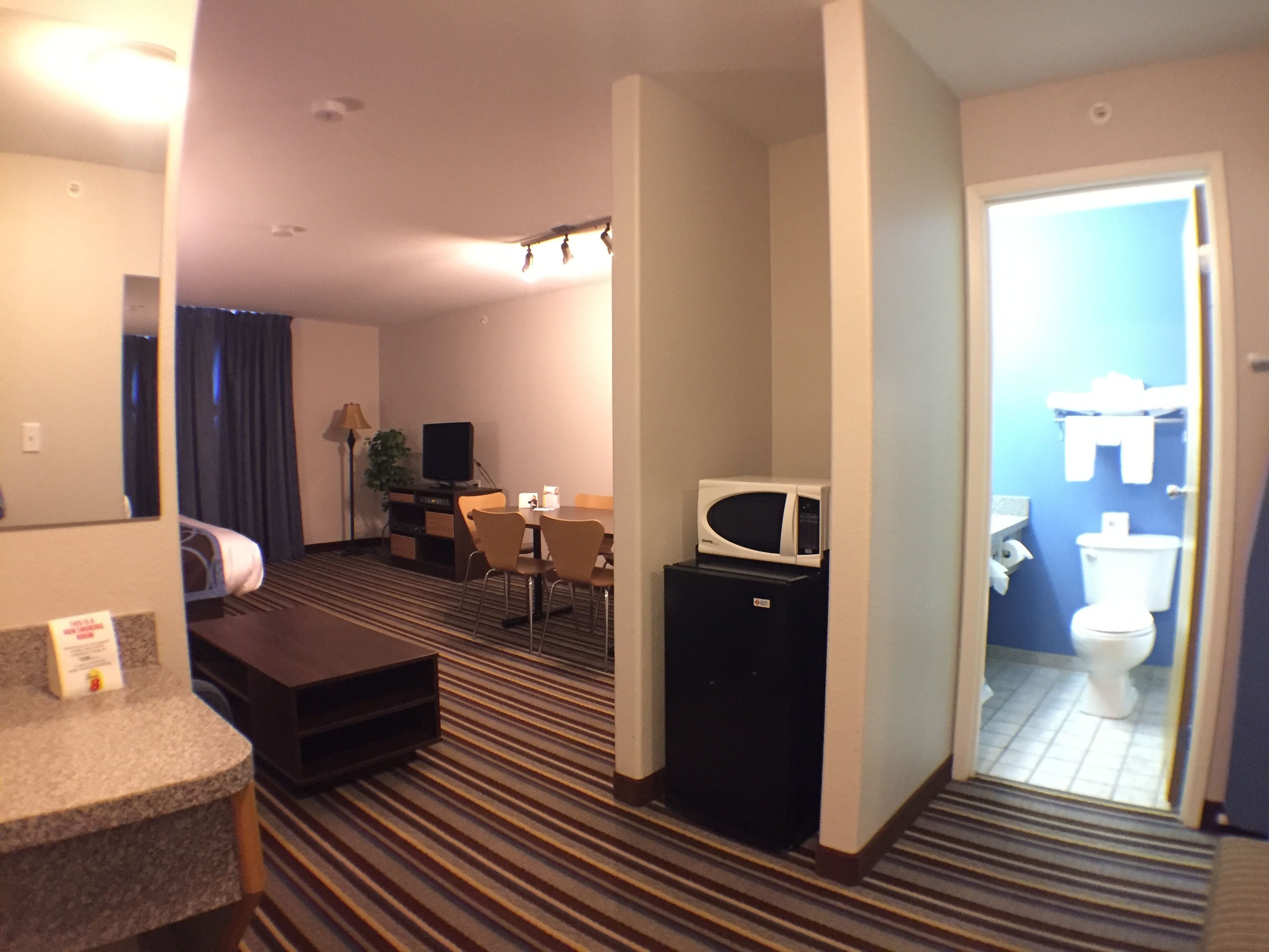 business room, 1 king bed | desk, iron/ironing board, free cots/infant beds, free rollaway beds