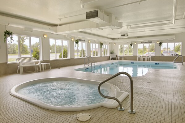 Indoor pool - Super 8 by Wyndham Fort Frances (Fort Frances)