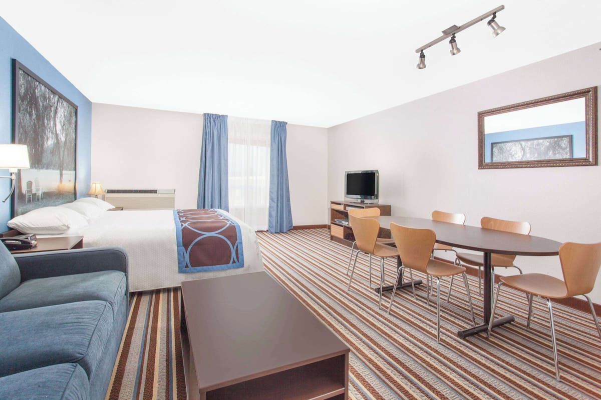 Business Room, 1 King Bed | Fitness facility