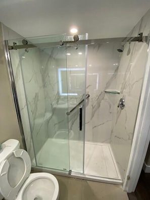 Douche, séchoir à cheveux, serviettes fournies