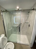 Ducha, secador de pelo y toallas