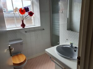 Standard-Zweibettzimmer, mit Bad (1st Floor) | Badezimmer