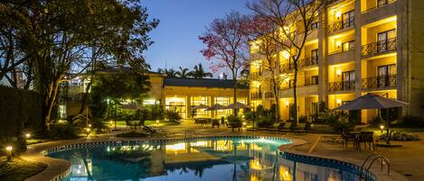 Fachada da propriedade à noite