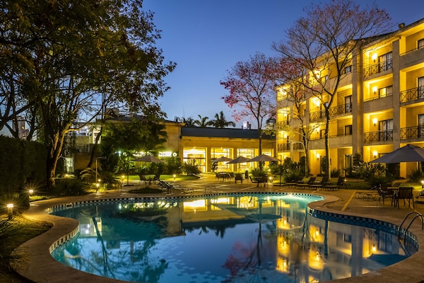 Fachada da propriedade à noite