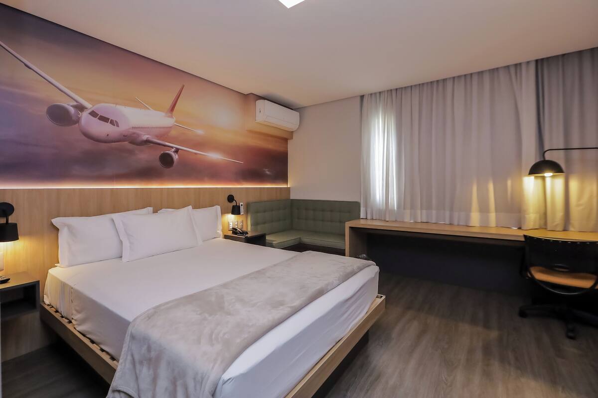 Minibar, coffres-forts dans les chambres, bureau, rideaux occultants