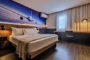 Minibar, cassaforte in camera, una scrivania, tende oscuranti