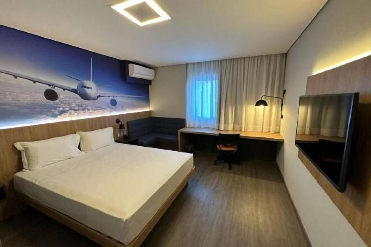 Minibar, värdeförvaringsskåp på rummet och skrivbord