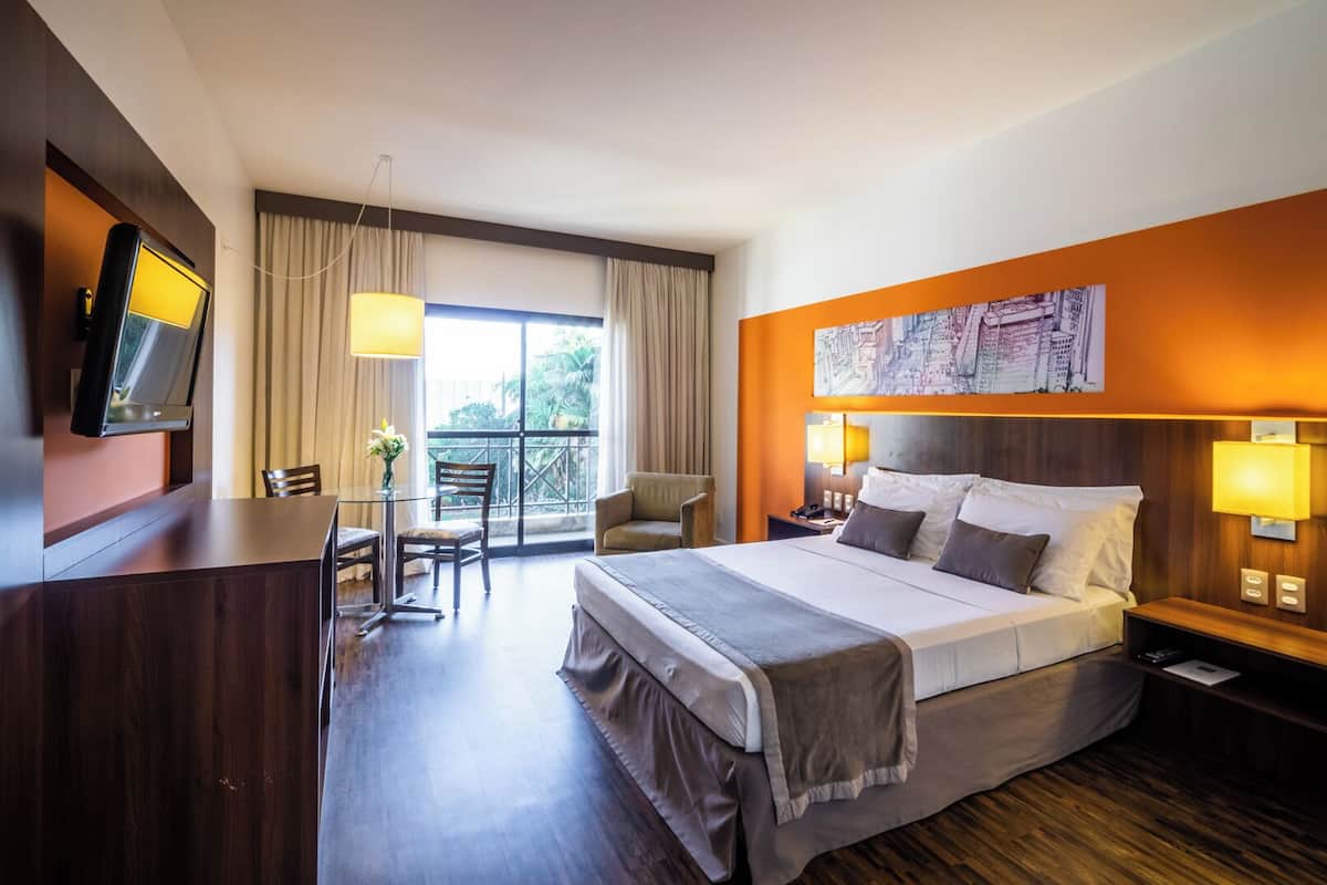 Minibar, coffres-forts dans les chambres, bureau, rideaux occultants