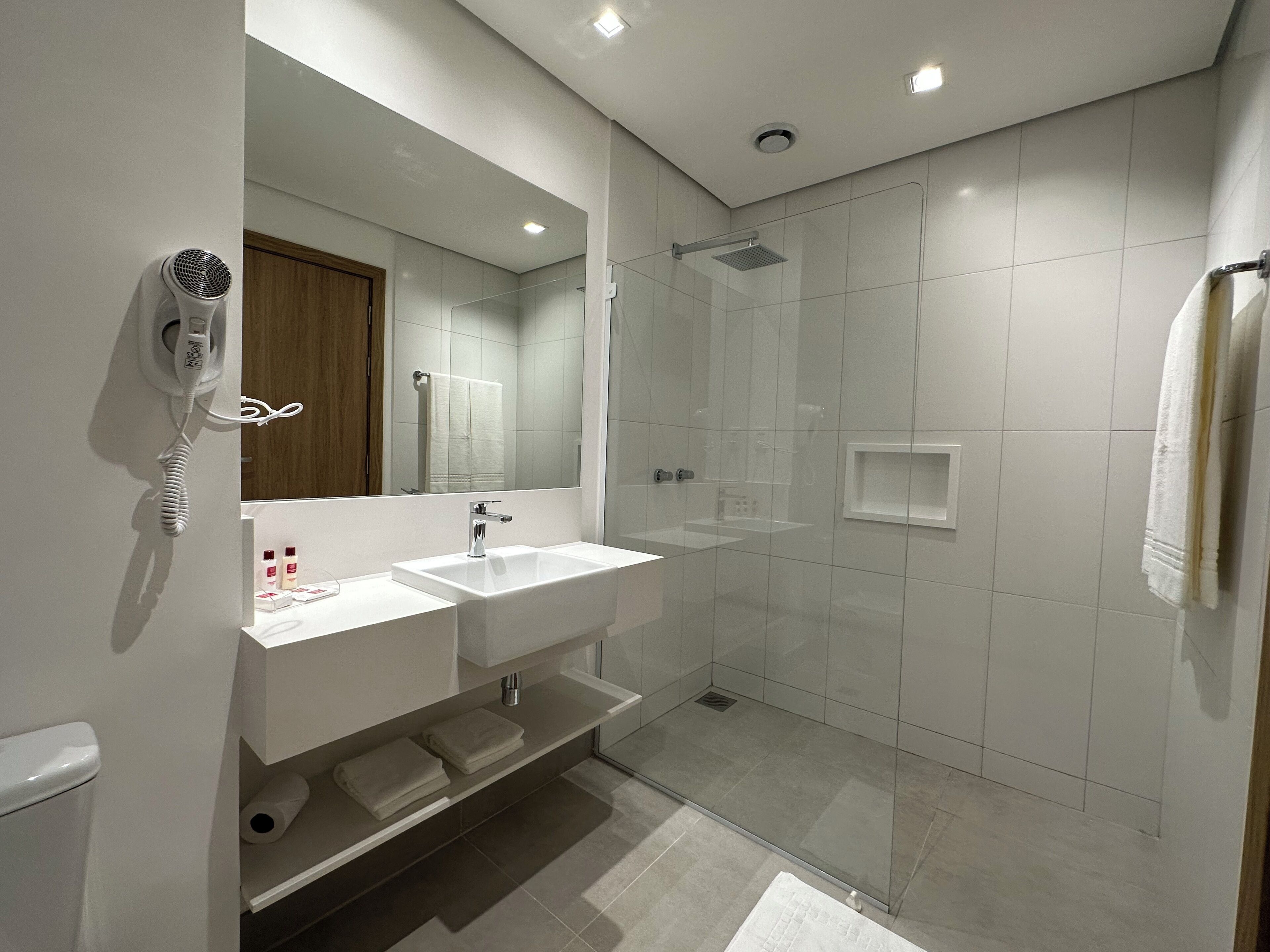 quarto casal premier | bathroom | shower, free toiletries, hair dryer, towels