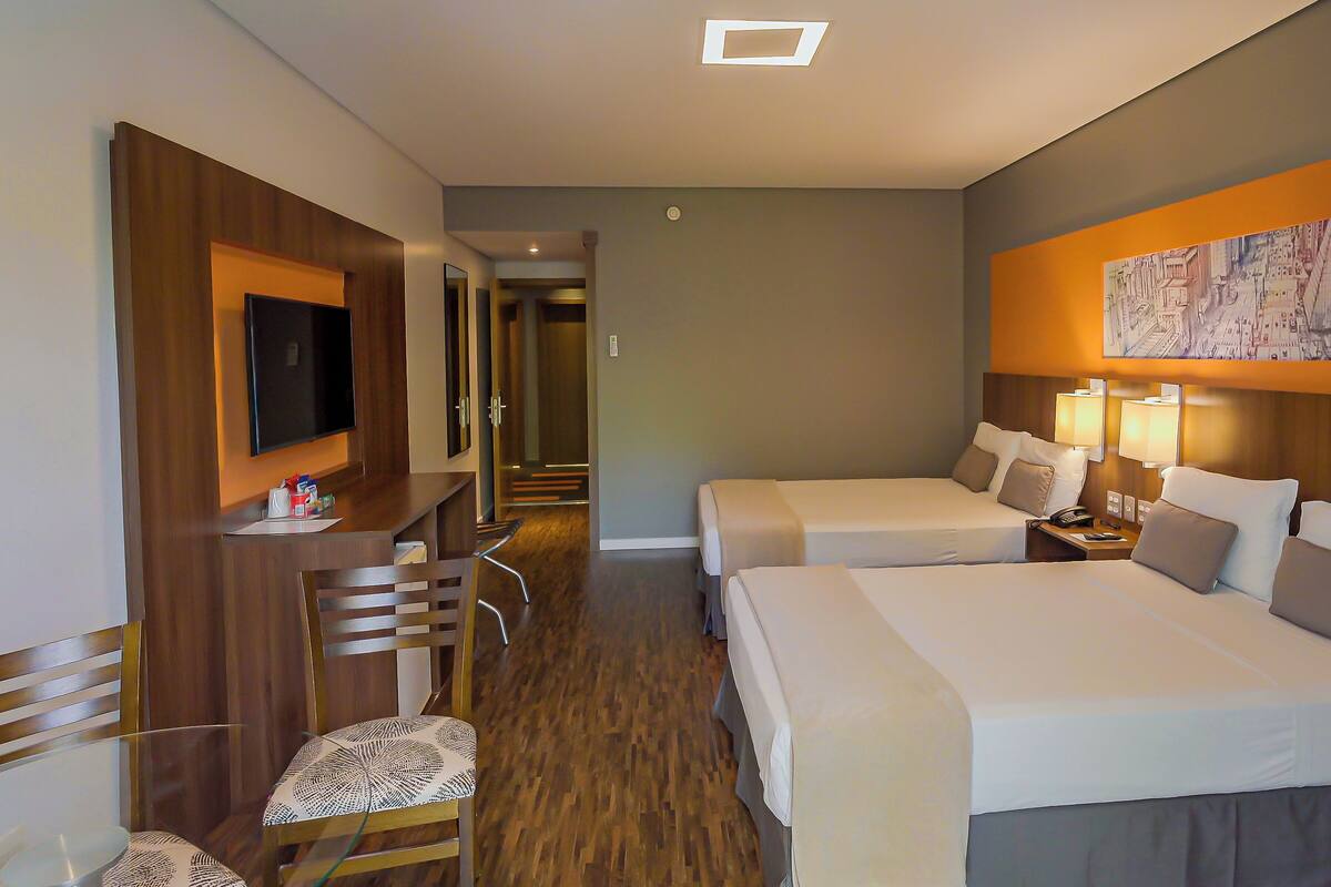 Minibar, coffres-forts dans les chambres, bureau, rideaux occultants