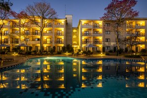 Vista frontal de la propiedad por la tarde o noche