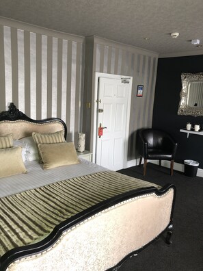 Luxury-Zimmer | Hochwertige Bettwaren, Schreibtisch, Verdunkelungsvorhänge