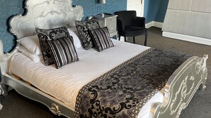 Luxury-Zimmer | Hochwertige Bettwaren, Schreibtisch, Verdunkelungsvorhänge
