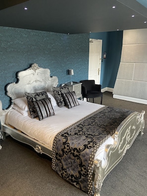 Luxury-Zimmer | Hochwertige Bettwaren, Schreibtisch, Verdunkelungsvorhänge