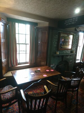 2 bars/lounges