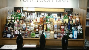 2 Bars/Lounges