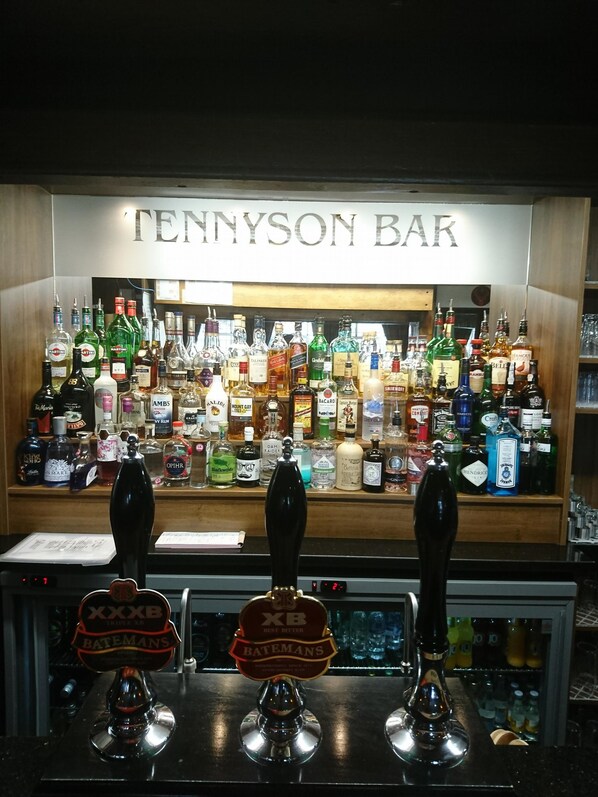 2 bars/lounges