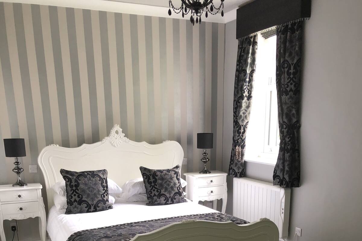 Suite | Premium bedding, desk, blackout drapes, iron/ironing board (on request)