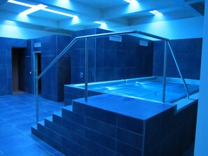 Indoor spa tub