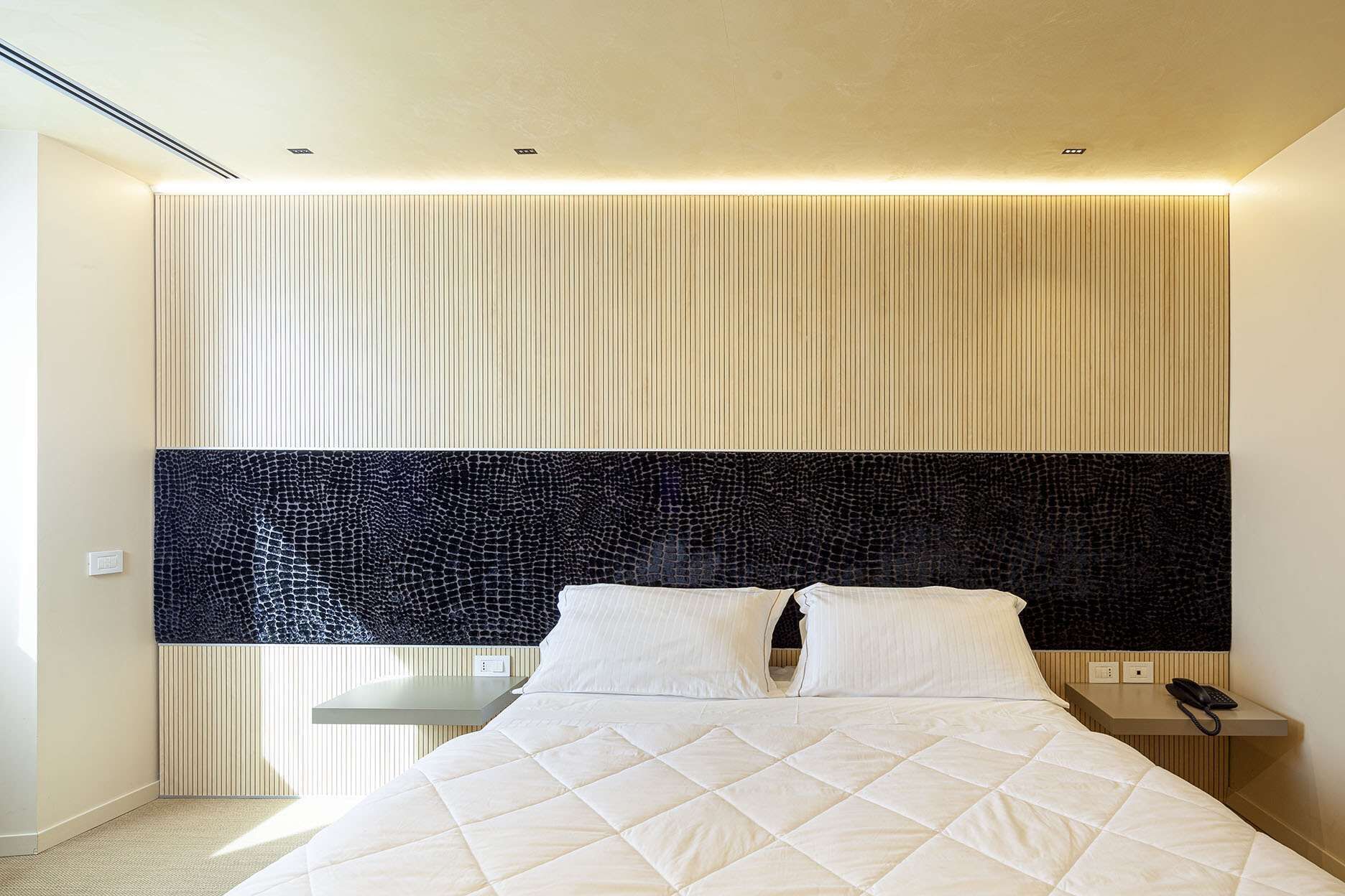 deluxe double room | minibar, in-room safe, desk, soundproofing