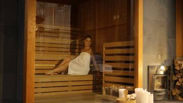 En sauna med træbænke, en glasdør og et område til opbevaring af brænde.