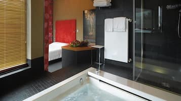 Suite (Alcove) | Kamar mandi | Pengering rambut, sandal, kloset, dan handuk