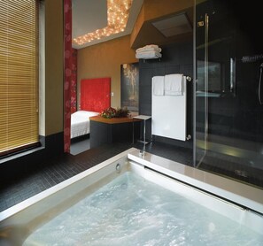 套房 (Alcove) | 浴室 | 吹風機、拖鞋、坐浴桶、毛巾