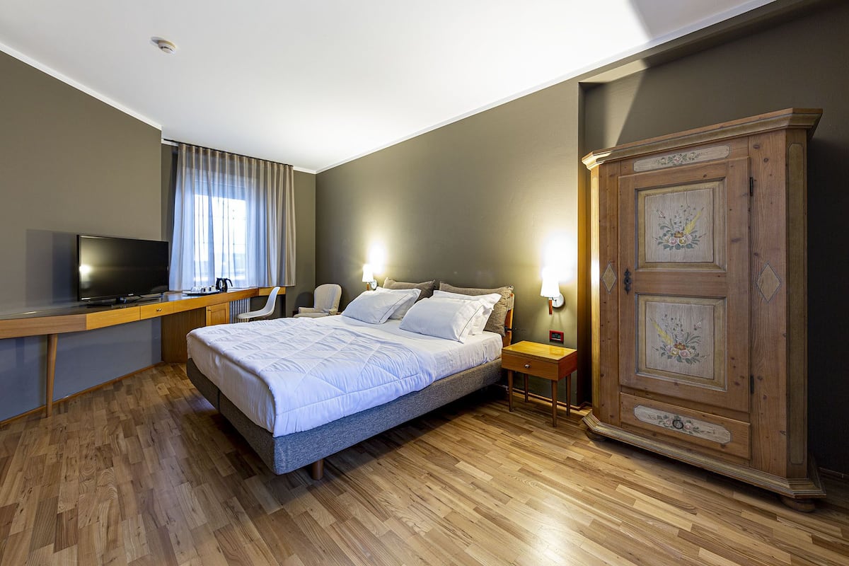 Comfort Double Room | Minibar, in-room safe, desk, soundproofing