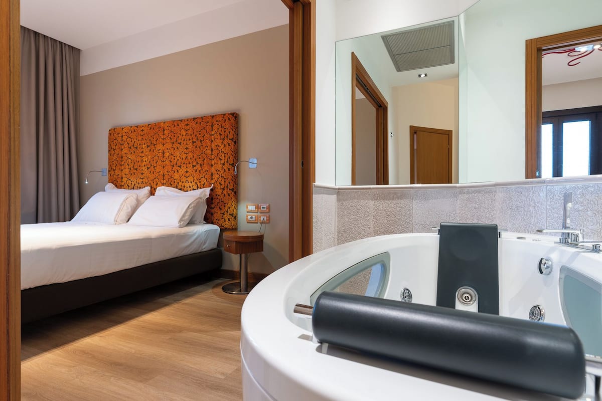 Suite (Master) | Minibar, in-room safe, desk, soundproofing
