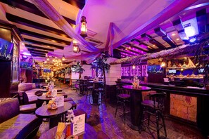ランチ、ディナーに営業