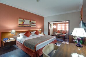 Minibar, Zimmersafe, Schreibtisch, Verdunkelungsvorhänge